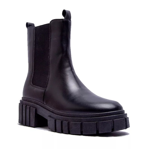 Qupid Black Chelsea Boots - Picture 2 of 5